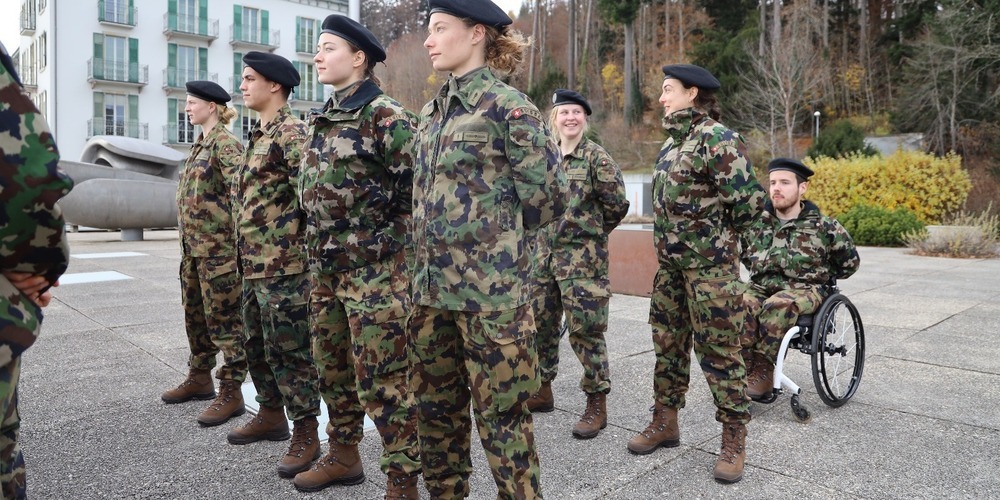 Die Grüninger Kunstturnerin Martina Eisenegger (3.v.l) absolviert momentan die Spitzensport RS in Magglingen.