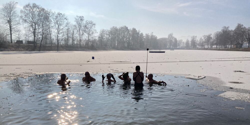 Gemeinsam fällt der Sprung ins kalte Wasser leichter.