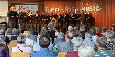 Der Männerchor Frohsinn als Gastgeber war nicht nur organisatorisch präsent, sondern begeisterte auch mit einem eigenen Auftritt.