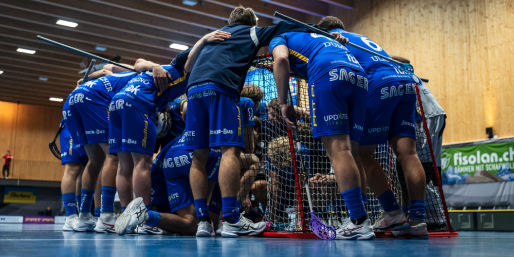 Die Männer der Kloten-Dietlikon Jets feiern ein "Stängeli"