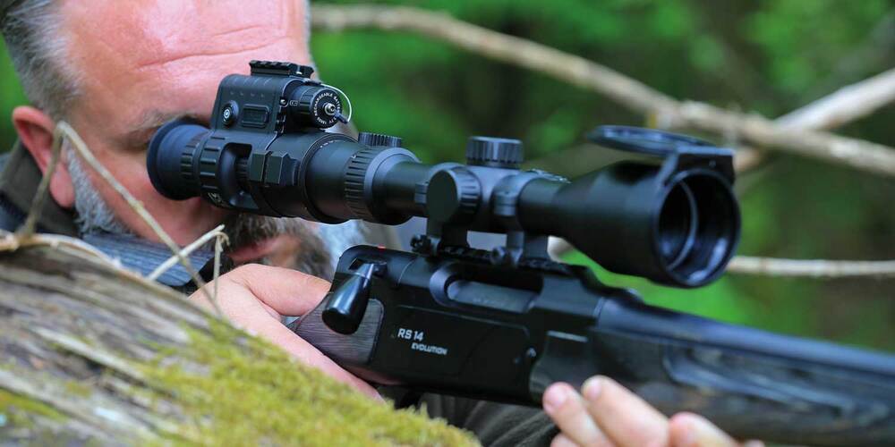 Die Männer sollen auch verbotene Nachtsicht-Zielgeräte eingesetzt haben (Symbolbild)