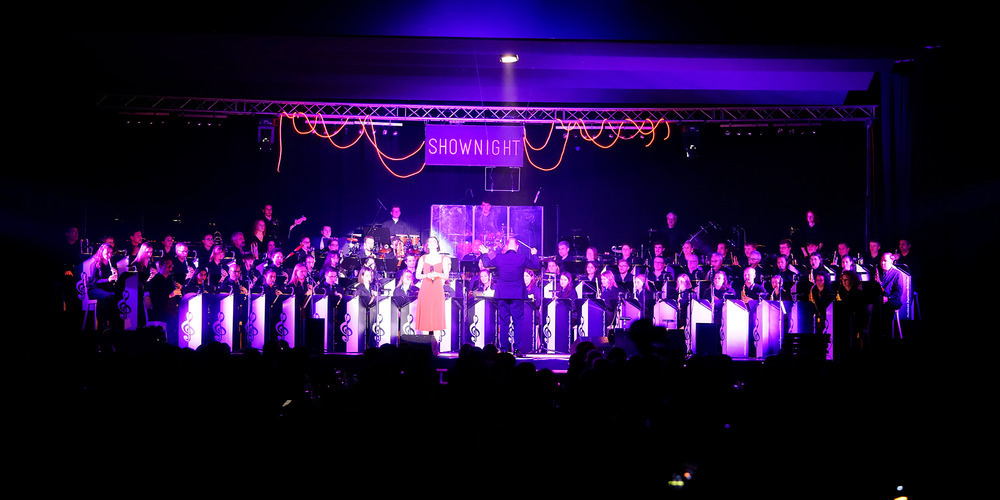 Der Musikverein Diepoldsau-Schmitter präsentiert an der Shownight 2025 ein eindrucksvolles Konzert auf grosser Bühne.