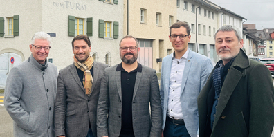 Von links: Stadtpräsident Hans Mäder, Patrick Meyenberger (Evoluo Wil AG), Pascal Scheidegger (Evoluo Wil AG), Stadtrat Manuel Nick und Marko Sauer (Co-Leiter Hochbau). Sie stehen vor dem Turm-Areal, wo bis 2030 das Gesundheitszentrum «Gsundstadt Wil» entstehen soll.