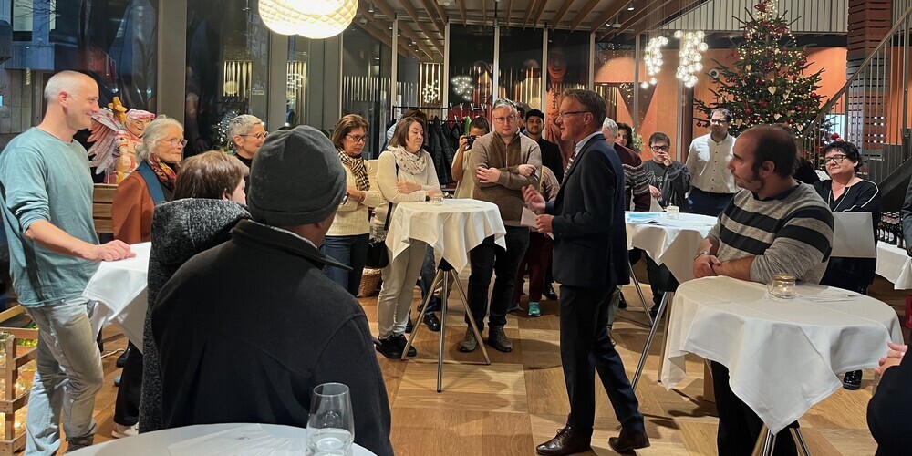 Bankleiter Johannes Holdener bei der Eröffnung der Weihnachtsausstellung 2024
