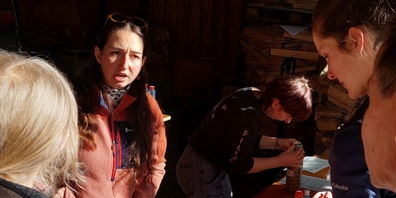 Kursleiterin Patrizia Egloff (2. von links) mit Teilnehmern beim Präparieren von Flaschenpilzen. 