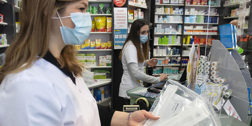 Jeder kann seit Mittwoch gratis fünf Covid-19 Selbsttests pro Monat in Apotheken beziehen. Das Interesse daran war in Graubünden von Anfang an gross. (Symbolbild)