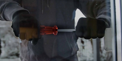 Via Balkon und Schiebetüre verschaffte sich die unbekannte Täterschaft gewaltsam Zutritt zum Firmengebäude. (Symbolbild)