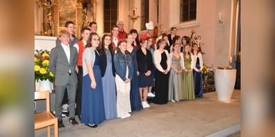 Die Gefirmten stellen sich mit den Seelsorgenden zu einem Erinnerungsbild auf. 