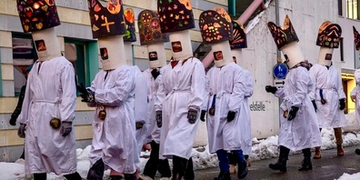 Humoria Uster sucht kurzfristig Jugendliche oder junge Erwachsene, die am Chlausumzug als Lichtchläuse mitlaufen.