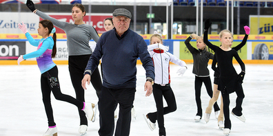 Ruhig und mit viel Humor trainierte  Alexei Mishin Eisläuferinnen  in Rapperswil-Jona.
