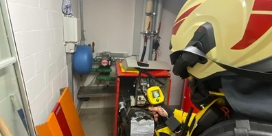 Rauchentwicklung in einem Technikraum, verursacht durch eine defekte Wärmepumpenheizung.