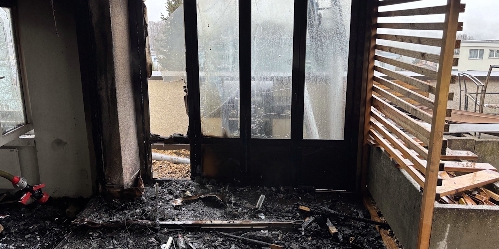 Blick in die ausgebrannte Wohnung an der Säntisstrasse in Eggersriet nach dem Brand.