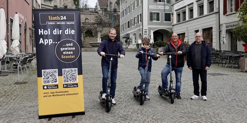 Die glücklichen Gewinner eines micro E-Scooters: v.l. Roman Obrist, Marcel Landolt, Walter Mülli  nahmen den Scooter von Linth24-Verkaufsleiter Marco Brändli (r.) entgegen. 