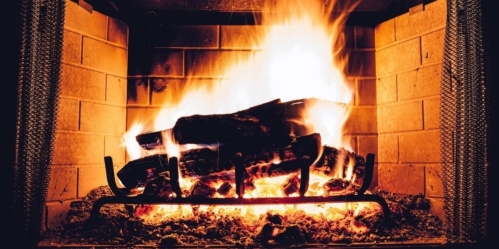 Richtiges Anfeuern sorgt für weniger Rauch und eine saubere Verbrennung.