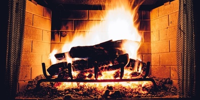 Richtiges Anfeuern sorgt für weniger Rauch und eine saubere Verbrennung.