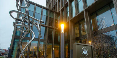 ARCHIV - Eine Person geht auf den Eingang der Europäischen Arzneimittelbehörde (EMA) zu. Foto: Peter Dejong/AP/dpa