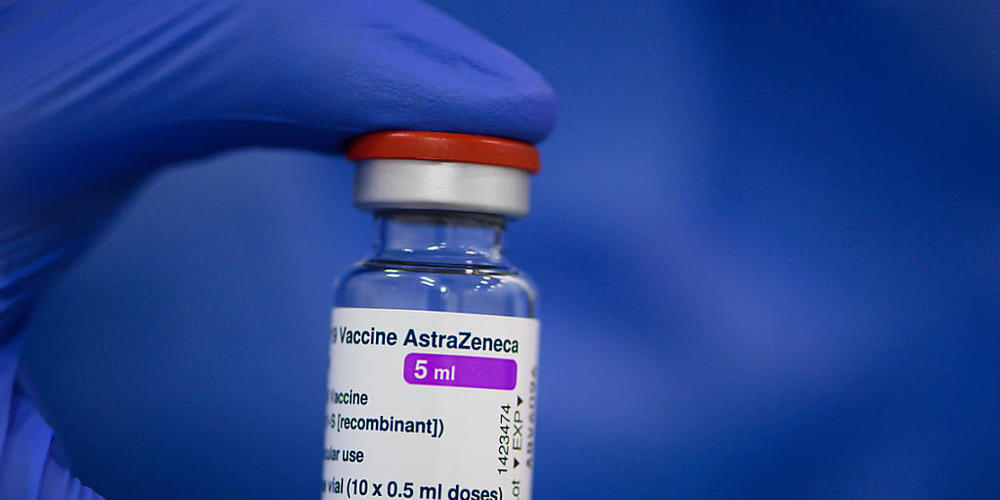 ARCHIV - Ein Mitarbeiter in einem Impfzentrum hält ein Fläschchen mit dem Astrazeneca-Wirkstoff gegen Corona in seiner Hand. Foto: Robert Michael/dpa-Zentralbild/dpa