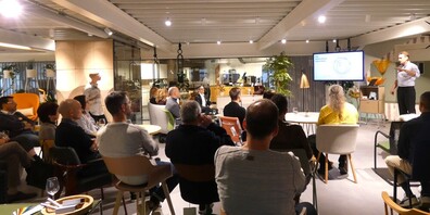 Rund 30 Personen waren der Einladung zum Design Talk, gemeinsam mit Vitra, im Showroom der Pius Schäfler AG gefolgt. Ganz rechts Referent Ralf Schmitz von Vitra.