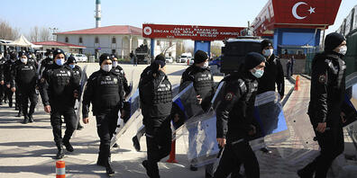 Bereitschaftspolizisten betreten das Gerichtsgebäude vor dem Prozess gegen 497 Angeklagte in der Türkei. Den Angeklagten wird unter anderem vorgeworfen, das Gebäude des Staatssenders TRT in Ankara in der Putschnacht besetzt zu haben. Foto: Burhan ...