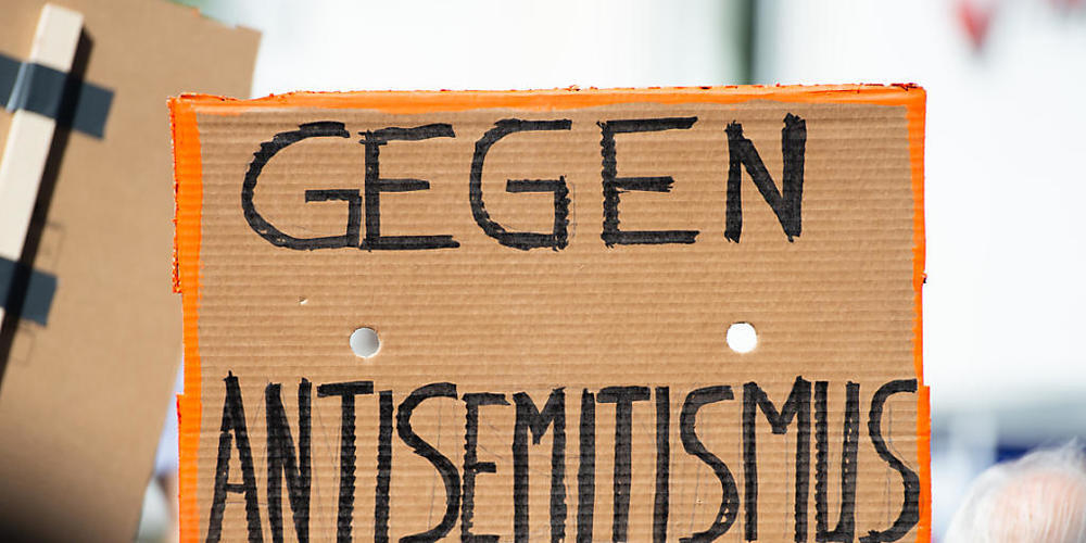 ARCHIV - Ein Person hält bei der Kundgebung eines Bündnisses gegen Antisemitismus ein Plakat mit der Aufschrift «Gegen Antisemitismus» in die Höhe. Foto: Christophe Gateau/dpa