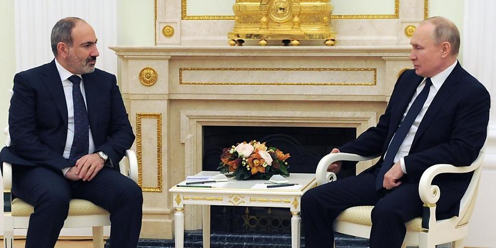 Nikol Paschinjan (l), Ministerpräsident von Armenien, und Wladimir Putin, Präsident von Russland, sprechen bei ihrem gemeinsamen Treffen. Foto: Mikhail Klimentyev/Pool Sputnik Kremlin/AP/dpa