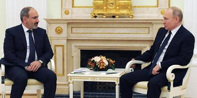 Nikol Paschinjan (l), Ministerpräsident von Armenien, und Wladimir Putin, Präsident von Russland, sprechen bei ihrem gemeinsamen Treffen. Foto: Mikhail Klimentyev/Pool Sputnik Kremlin/AP/dpa