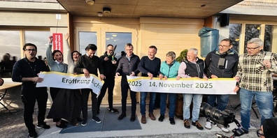 Jubel an der Neueröffnung des Panorama-Restaurant Bachtel-Kulm. Links das Gastro-Team, rechts die Mitglieder der Genossenschaft Bachtel-Kulm. Das Band zerschnitt Gemeindepräsident Andreas Bühler, Hinwil.
