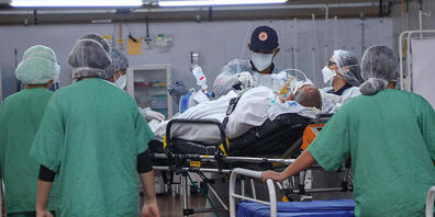dpatopbilder - Mitarbeiter versorgen in einem Feldlazarett in Santo Andre einen Corona-Patienten. Foto: Vanessa Carvalho/ZUMA Wire/dpa