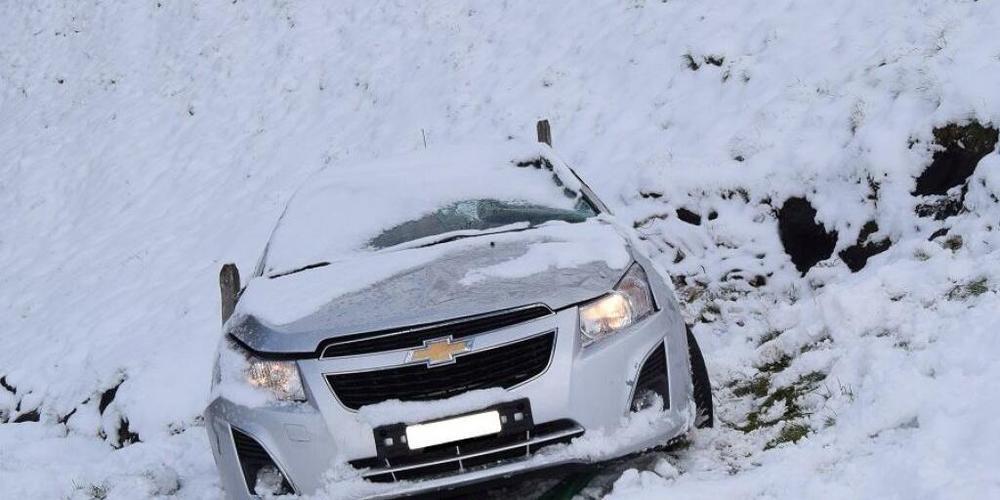 In Teufen landete ein Auto bei einem Schleuderunfall in einer Wiese und überschlug sich mehrmals. Der Lenker bleib unverletzt.