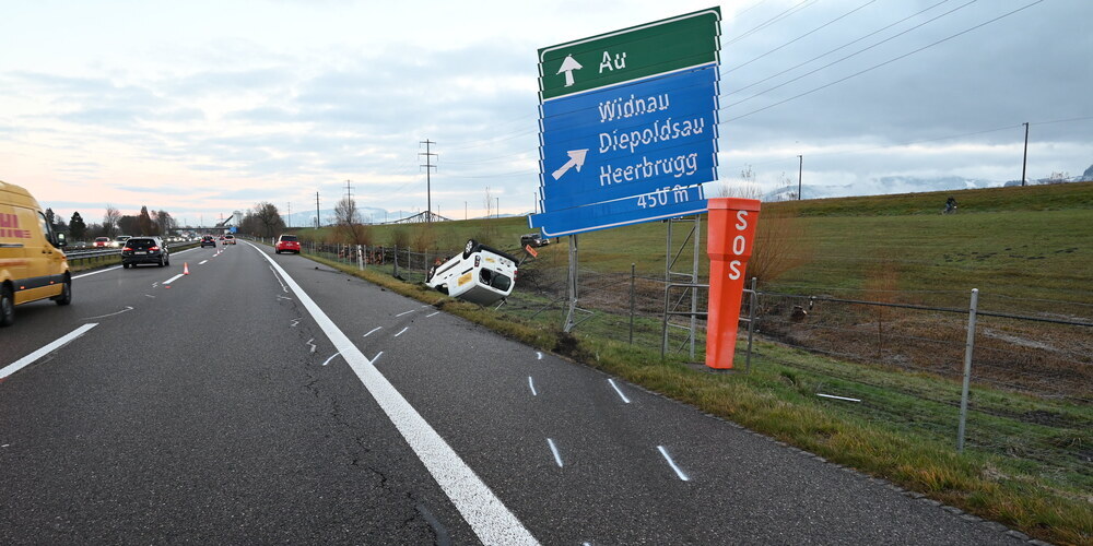 Der Lieferwagen kam nach der Kollision auf der A13 in Diepoldsau auf dem Dach zum Stillstand.
