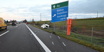 Der Lieferwagen kam nach der Kollision auf der A13 in Diepoldsau auf dem Dach zum Stillstand.
