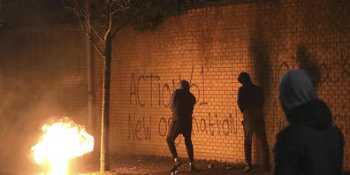 Eine Benzinbombe wurde über die Friedensmauer in West Belfast geworfen. In der britischen Provinz Nordirland kam es erneut zu Krawallen. Foto: Peter Morrison/AP/dpa
