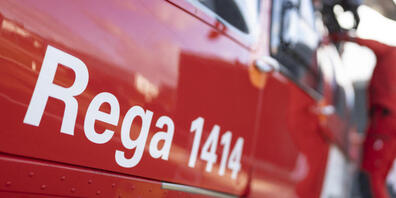 Ein Helikopter der Rega überführte den Knaben nach der Erstversorgung am Unfallort in ein Spital. (Symbolbild)