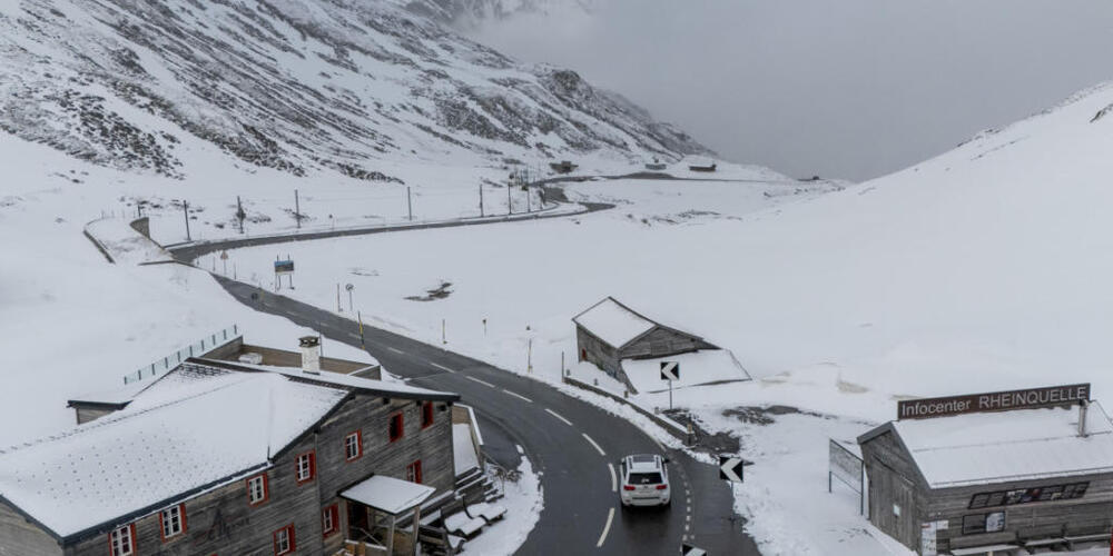 Der Oberalppass zwischen Andermatt UR und Sedrun GR ist wegen der Wintersperre ab heute Mittwochmorgen für den Strassenverkehr gesperrt. (Archivbild)