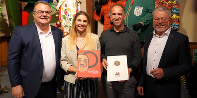 «Närrische» Preisübergabe: (v. l.) Roland Haag, Präsident der Vereinigung Schwäbisch-Alemannischer Narrenzünfte (VSAN), Saray Paredes Zavala, Kuratorium zur Vergabe des Forschungspreises, Gewinner Andreas Winet und Roland Wehrle, Stiftungsvorstand. 