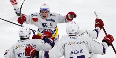 Der Moment der Erlösung: Siegtorschütze Dominik Egli (Nummer 46) freut sich mit seinen Teamkollegen über den Sieg im ersten Pre-Playoff-Duell.Bild Keystone