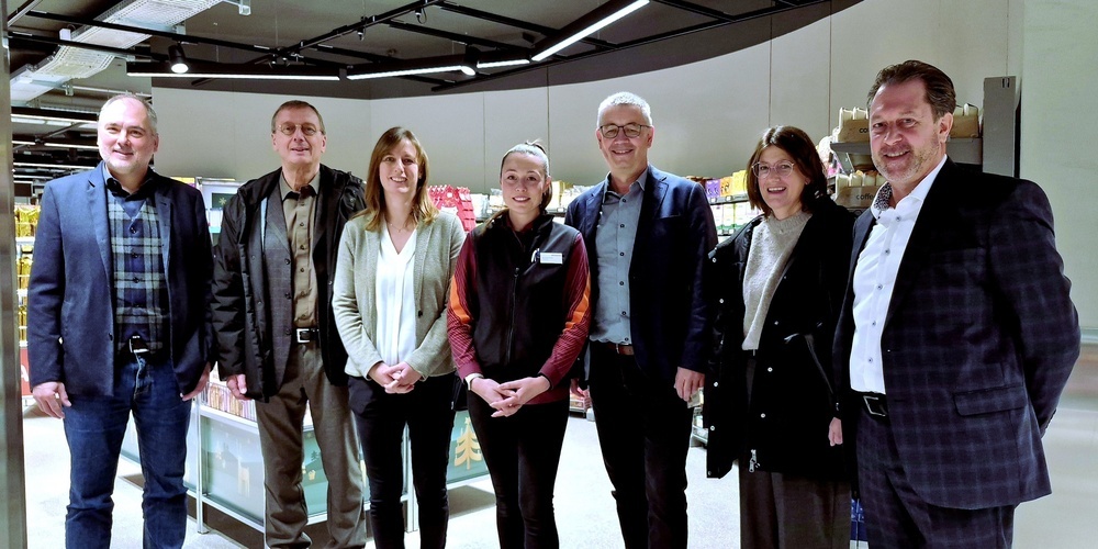 Christian Sepin (Gemeindepräsident), Rolf und Andrea Cristuzzi (Eigentümer), Michelle Rupp (Filialleiterin), Urs Diethelm (Gesamtprojektleiter Bau), Corinne Lei (Soziale Dienste Au), Lukas Zumbühl (Leiter Verkaufsgruppe)