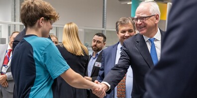 Gouverneur Walz und seine Delegation unterhielten sich mit Auszubildenden und Ausbildnern, stellten Fragen und erhielt Einblicke in Schulungen. 