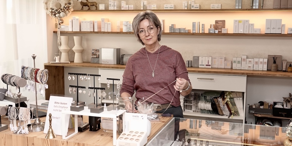 Sylvia Schneiter packt in ihrem «atelier chic & charme» in Eschenbach für eine Kundin ein Geschenk ein.