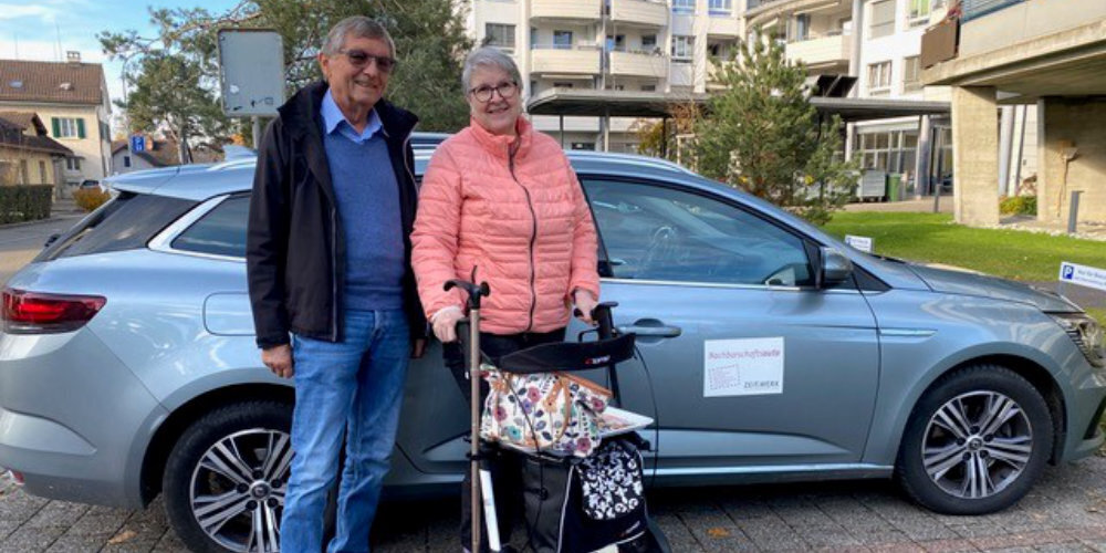 Peter und Luzia vor der Jubiläumsfahrt des Nachbarschaftsautos.