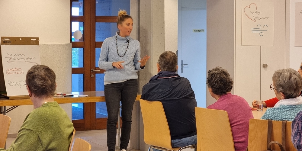 Der Workshop mit Referentin Simone Thurnherr-Kleih (stehend) sorgte bei den Seniorinnen und Senioren für viele Aha-Erlebnisse.