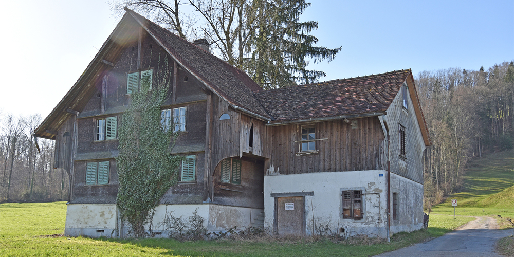 Das abbruchreife Wohnhaus Bisigwis/Suter jetzt