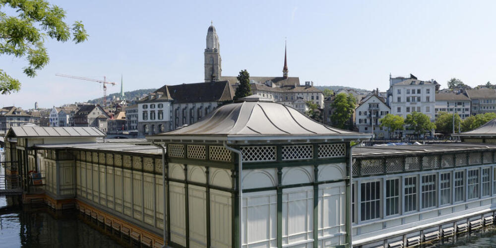 Die Frauenbadi soll gratis werden. Das fordert das Stadtzürcher Parlament in einem Vorstoss. (Archivbild)