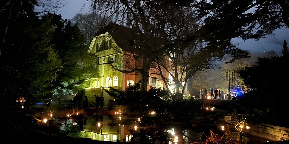 Stimmungsvoll beleuchtete Villa im Park Altstätten mit warmen Lichtern, Spiegelungen im Teich und vorweihnachtlicher Atmosphäre an den Adventstagen.