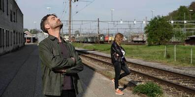 Zufallsbekanntschaft beim Zugsunglück: das Schauspielduo Elisabeth Hart und Rhaban Straumann mit einer berührenden Miniatur von Franz Hohler. 