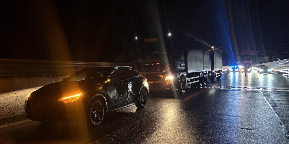 Als der 64-Jährige mit seiner Lastwagenkombination vom mittleren Fahrstreifen auf den Normalstreifen wechseln wollte, kam es zur Kollision mit dem Mazda des 63-Jährigen. 