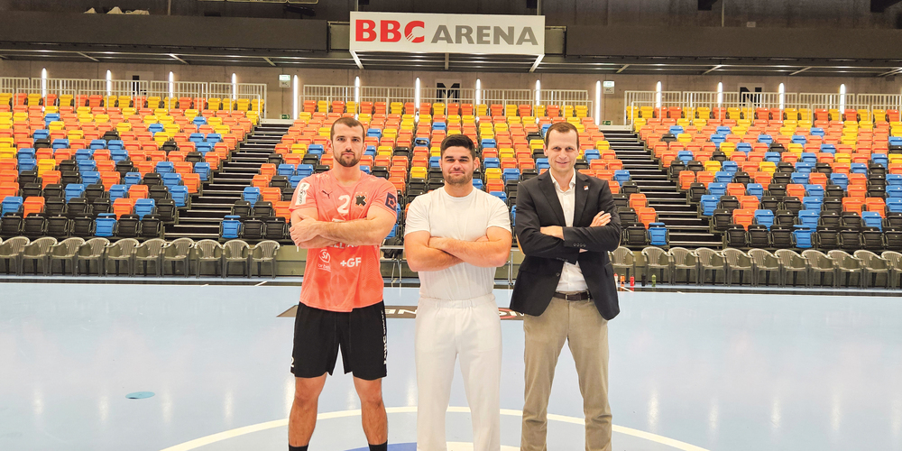 Kadetten Spieler Lucas Meister (v. l.) mit mehrfachem Schwingerkönig Jeremy Vollenweider und Kadetten Geschäftsführer David Graubner.