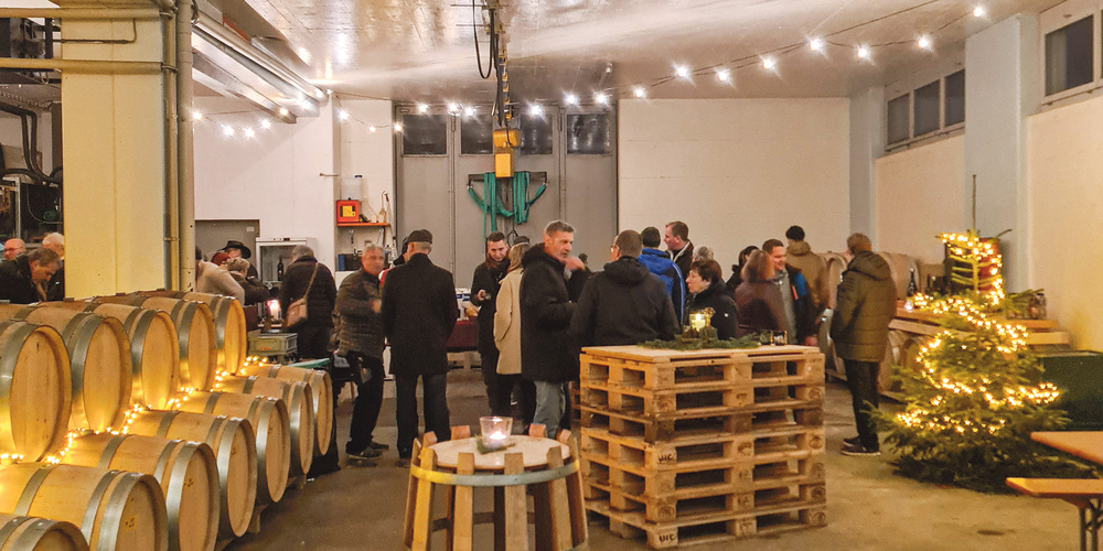 Im festlichen Glanz erscheint der Weinkeller und lädt zum verweilen ein.