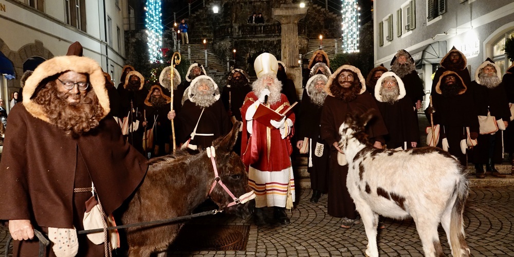 Mit Sack und Pack und Eseli hielten die Etzelchläuse Einzug auf dem Hauptplatz in Rapperswil.