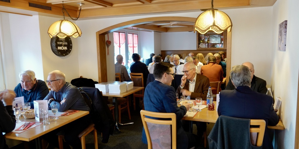 Beim traditionellen Jahresschlussessen der Region Zürichsee Linth geniessen aktuelle und ehemalige Gemeindepräsidien den regen Austausch.